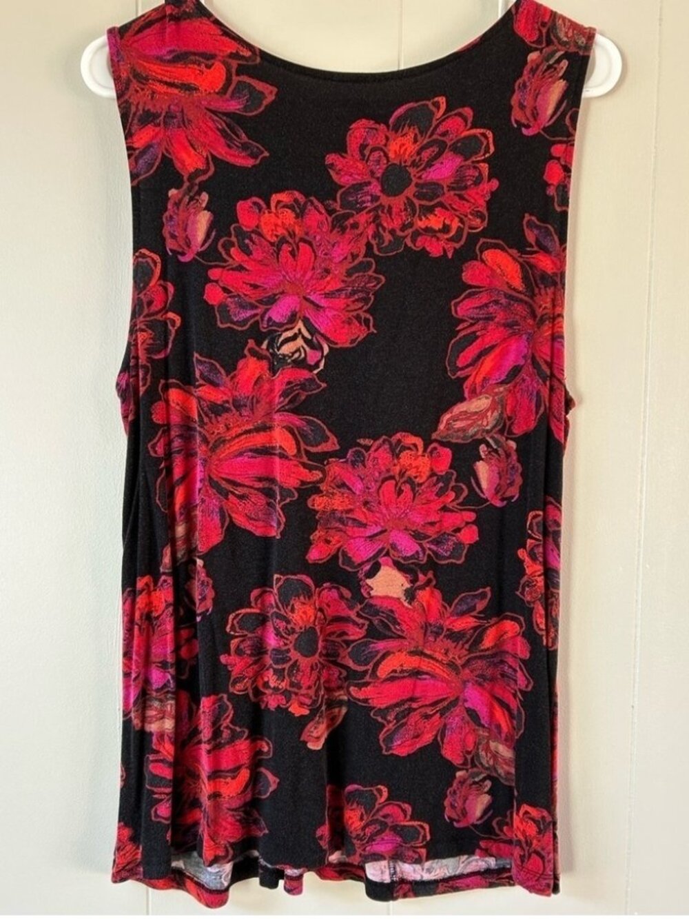 Black and Red Floral Sleeveless Top - Picture 2 of 2